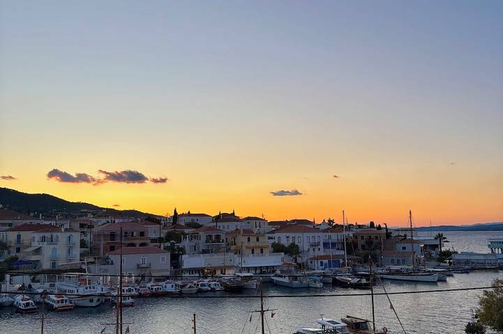 Villa for 5 people, with balcony, with pets in Spetses