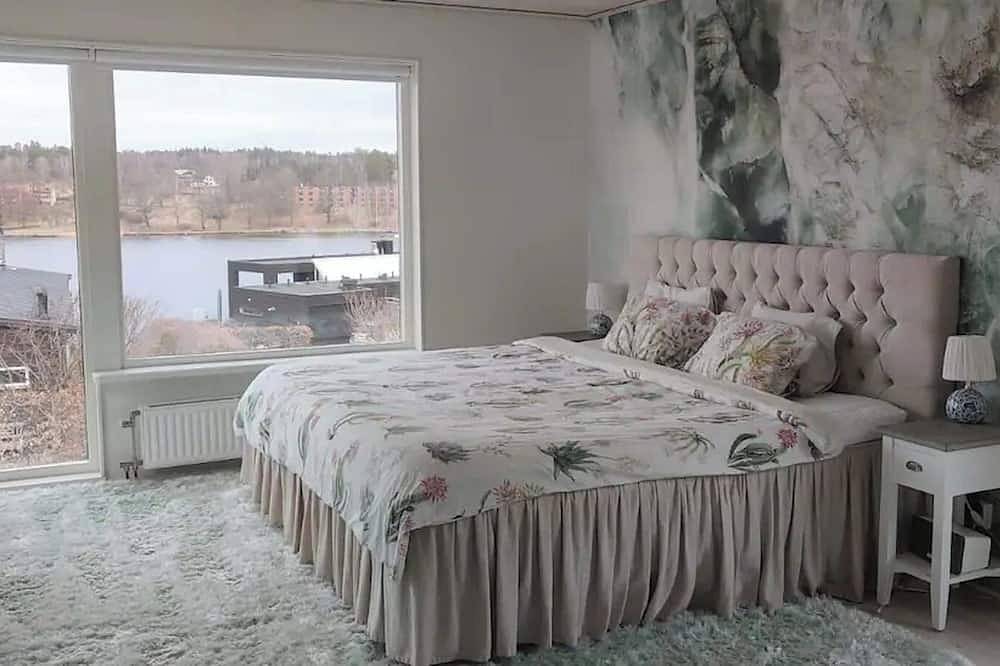 Water facing family friendly villa with pool & sauna overlooking the Baltic Sea in Lidingö, Stockholmer Schärengarten