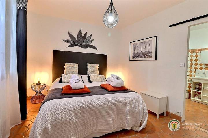 Chambre d’hôte pour 2 personnes, avec vue et jardin ainsi que terrasse et piscine à Saint-Remèze - 4