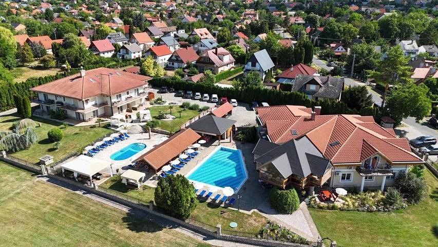 Hotel für 3 Personen, mit Ausblick und Pool sowie Kinderpool und Garten - 1