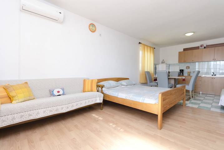 Ganzes Studio, Apartments Mila Family with pool in Tribunj, Šibenik-Knin