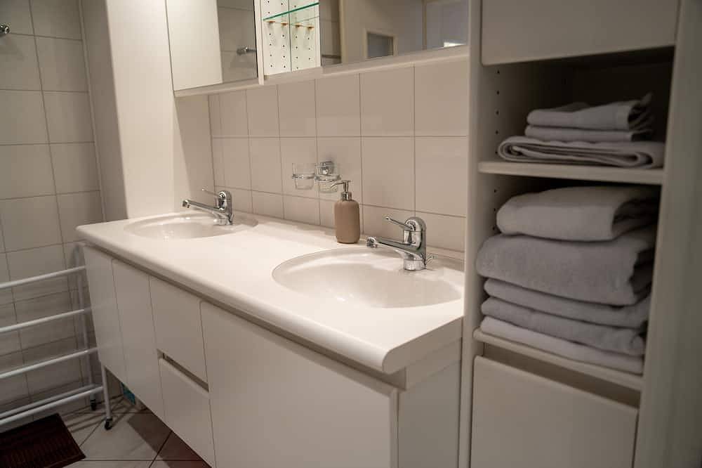 Entire apartment, Studio mit Küche für 2 Personen 5-10 Min. zum See und 1 Min. zur Bushaltestelle in Spiez, Lake Thun
