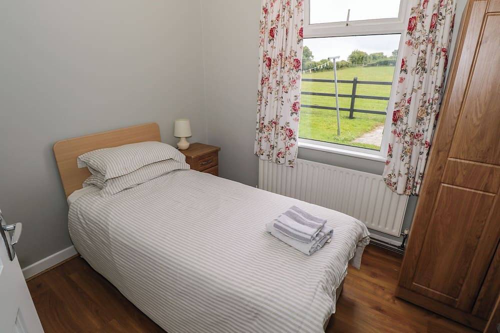 Kate'S Cottage, pet friendly, with open fire in Ballina, County Mayo in Lough Conn