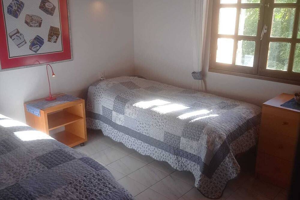 On holiday with the dog? House with enclosed garden in the center of Roquebrun. in Roquebrun, Béziers en omgeving
