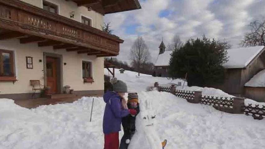 Apartament wakacyjny dla 5 osób, z ogród i basen oraz balkon w Mondsee