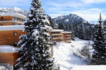 Club vacances pour 6 personnes, avec piscine et jardin ainsi que sauna et jacuzzi, animaux acceptés dans les Alpes francaises