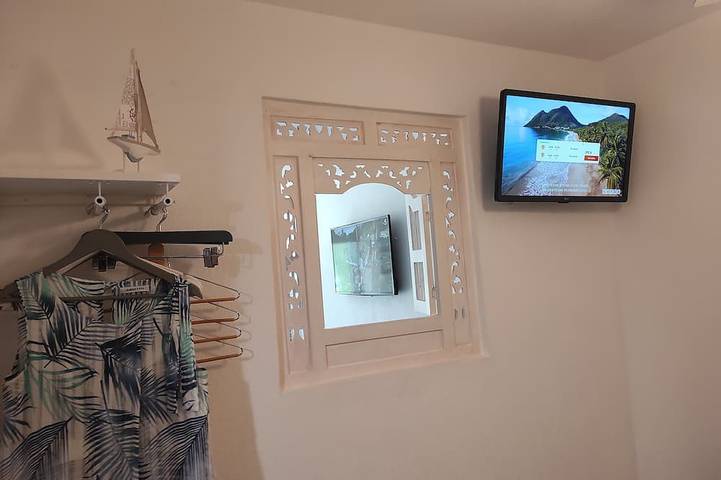 Appartement entier, 50m plage sable. Tout confort ***. Calme - Parking Privé - Climatisé in Hyeres, Parc national de Port-Cros