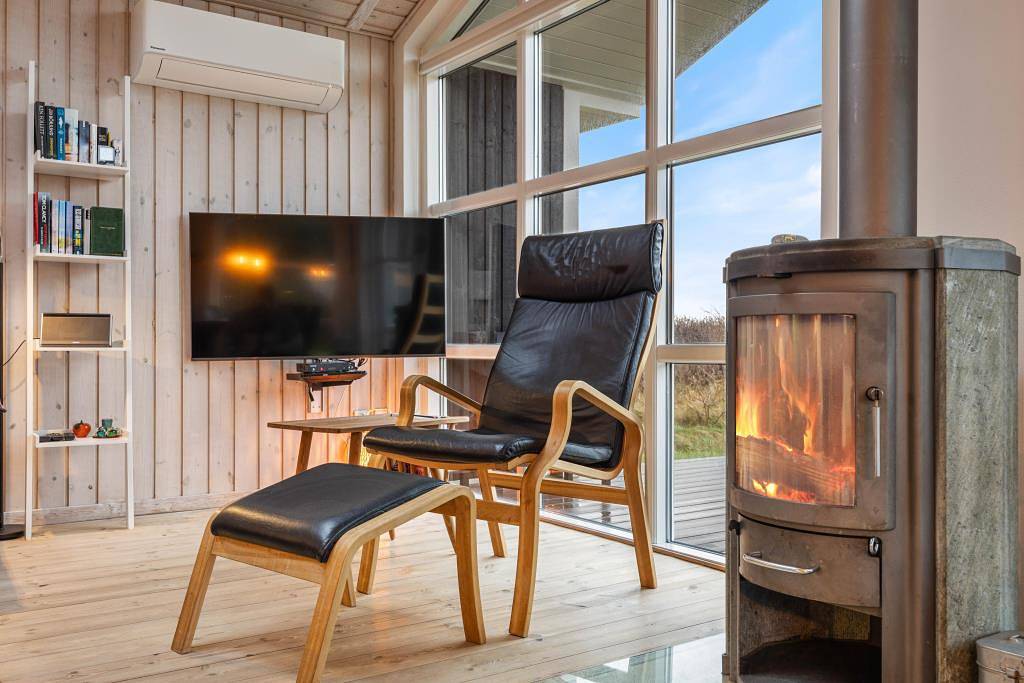 Velholdt sommerhus i Nr. Lyngvig med udespa og brændeovn in Nørre Lyngvig, Hvide Sande