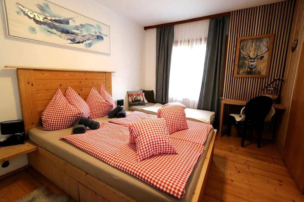 Family room (1 double, 2 extra beds) in Zederhaus, Ski Amadé