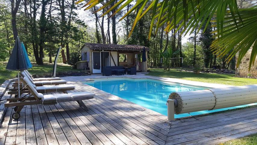 Location de vacances pour 6 personnes, avec vue ainsi que piscine et jardin, adapté aux familles à Capdrot