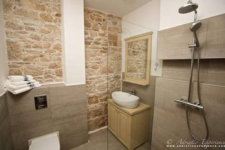 Authentic stone house with harbor & sea views and rooftop jaccuzzi in Supetar, Brac
