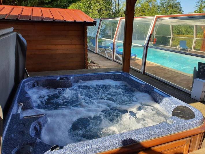 Chalet pour 8 personnes, avec piscine et jardin ainsi que jacuzzi et sauna, animaux acceptés
