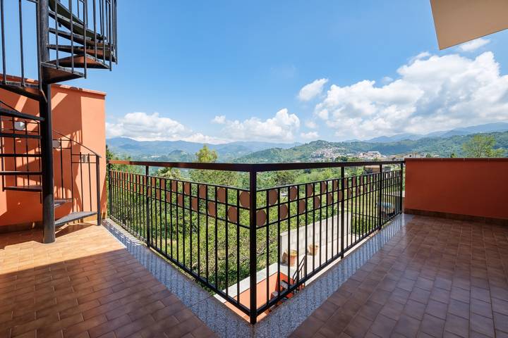 Entire apartment, Apartment "Casa Stella Vista Eolie" with Shared Garden and Wi-Fi in San Pier Niceto, Messina Province