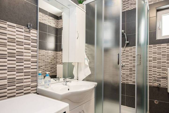 Ferienhaus für 6 Personen, mit Pool und Balkon in Jasenice - 4