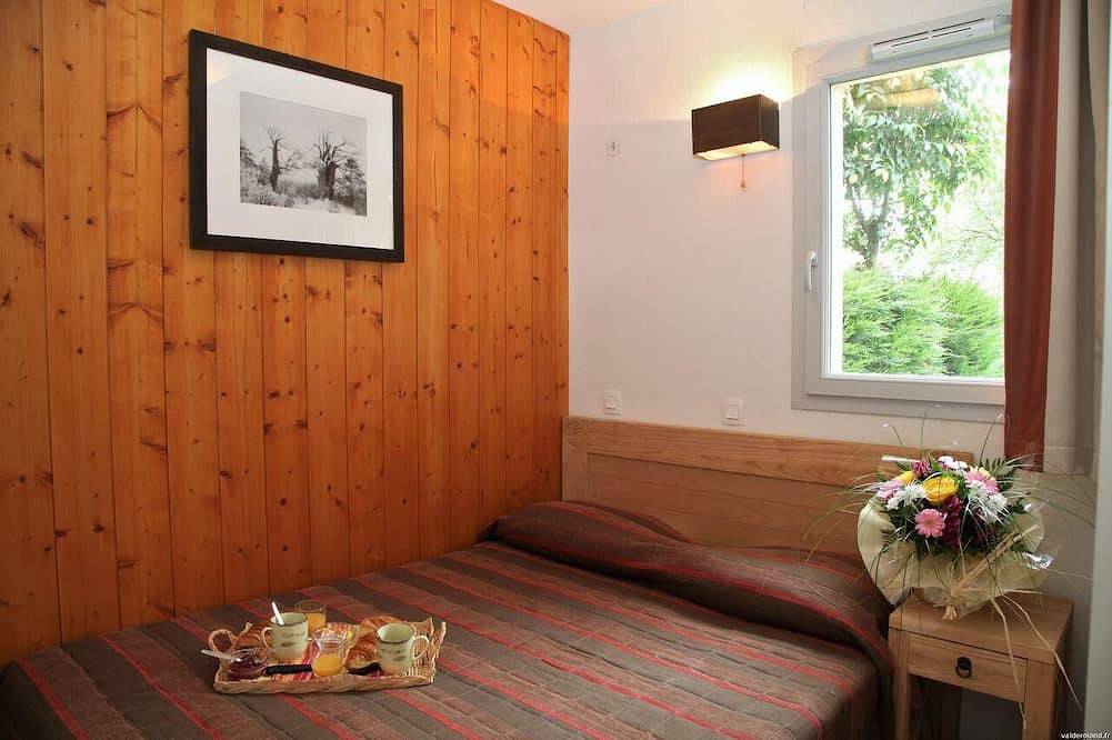 Entire apartment, Wifi, view mountain, swimming pool, sauna, hammam, terrace, balcony, parking, tv, ski locker, 33m² in Luz-Saint-Sauveur, Pyrenees National Park