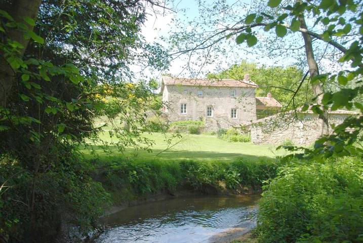 Location de vacances pour 6 personnes, avec vue et jardin à Saint-Pierre-des-Échaubrognes - 2