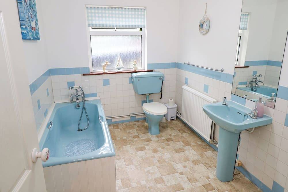 Lakeview Lodge, pet friendly, with a garden in Knockmore, County Mayo in Claremorris=Swinford Municipal District, Lough Conn
