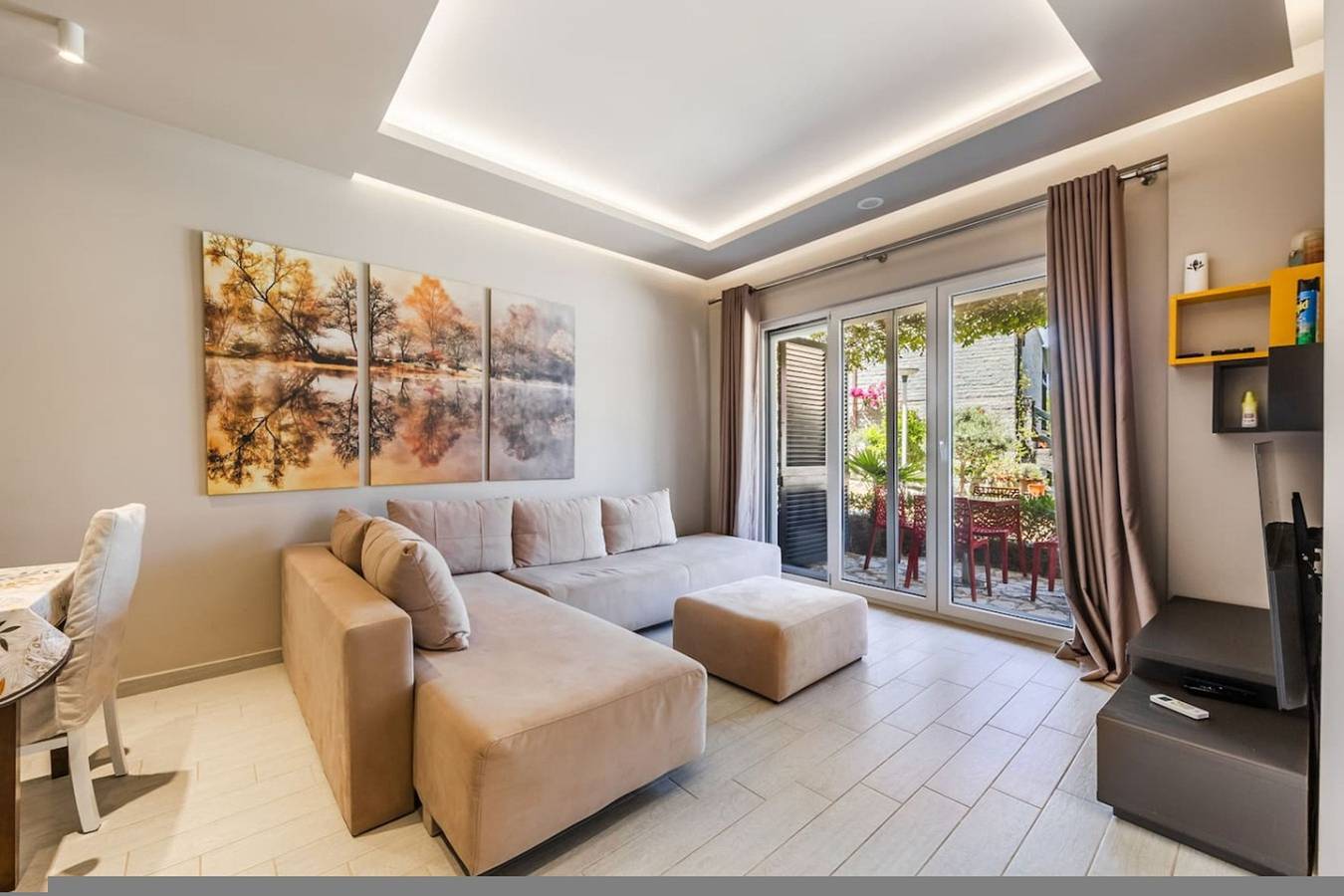 Apartamento entero, Aquamarine Poolside Apartment | 1Br & Free Parking in Orikum, Vlorë