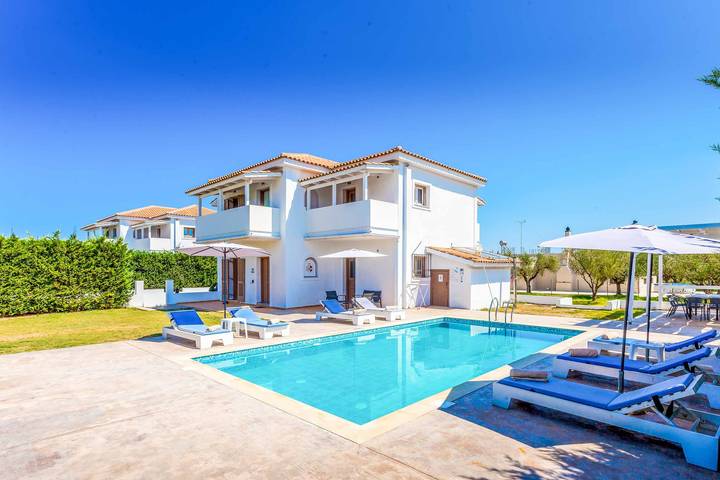 Villa für 10 Personen, mit Terrasse und Garten sowie Pool auf Zakynthos