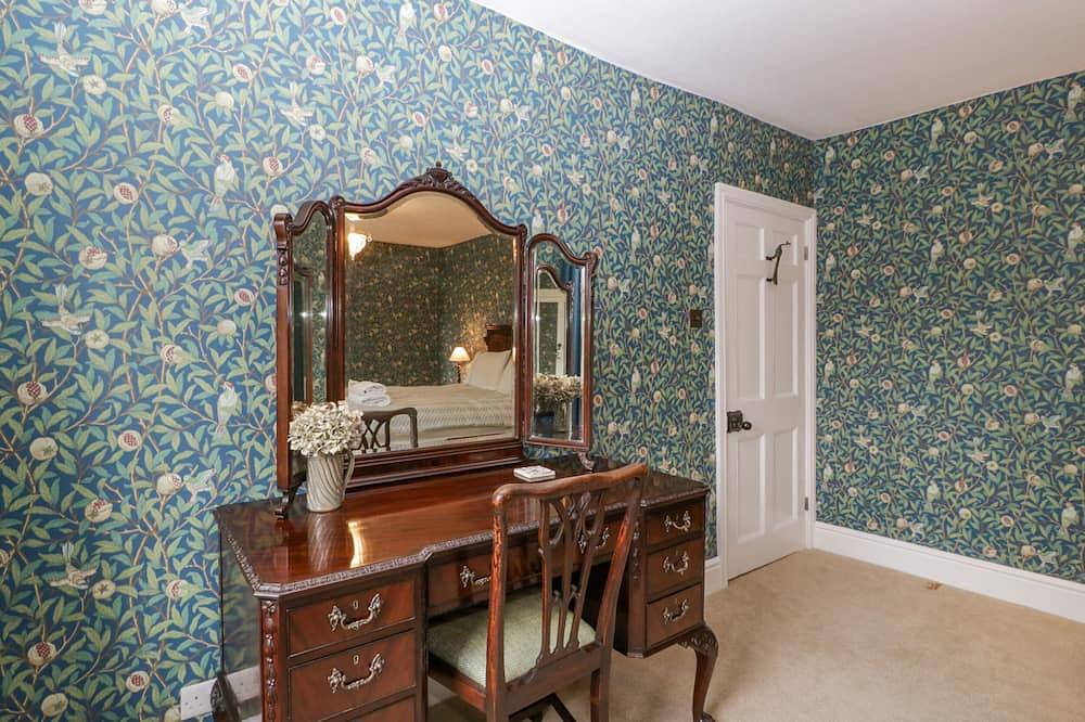 Kylemore, pet friendly, character holiday cottage in Glastonbury in Glastonbury, Somerset