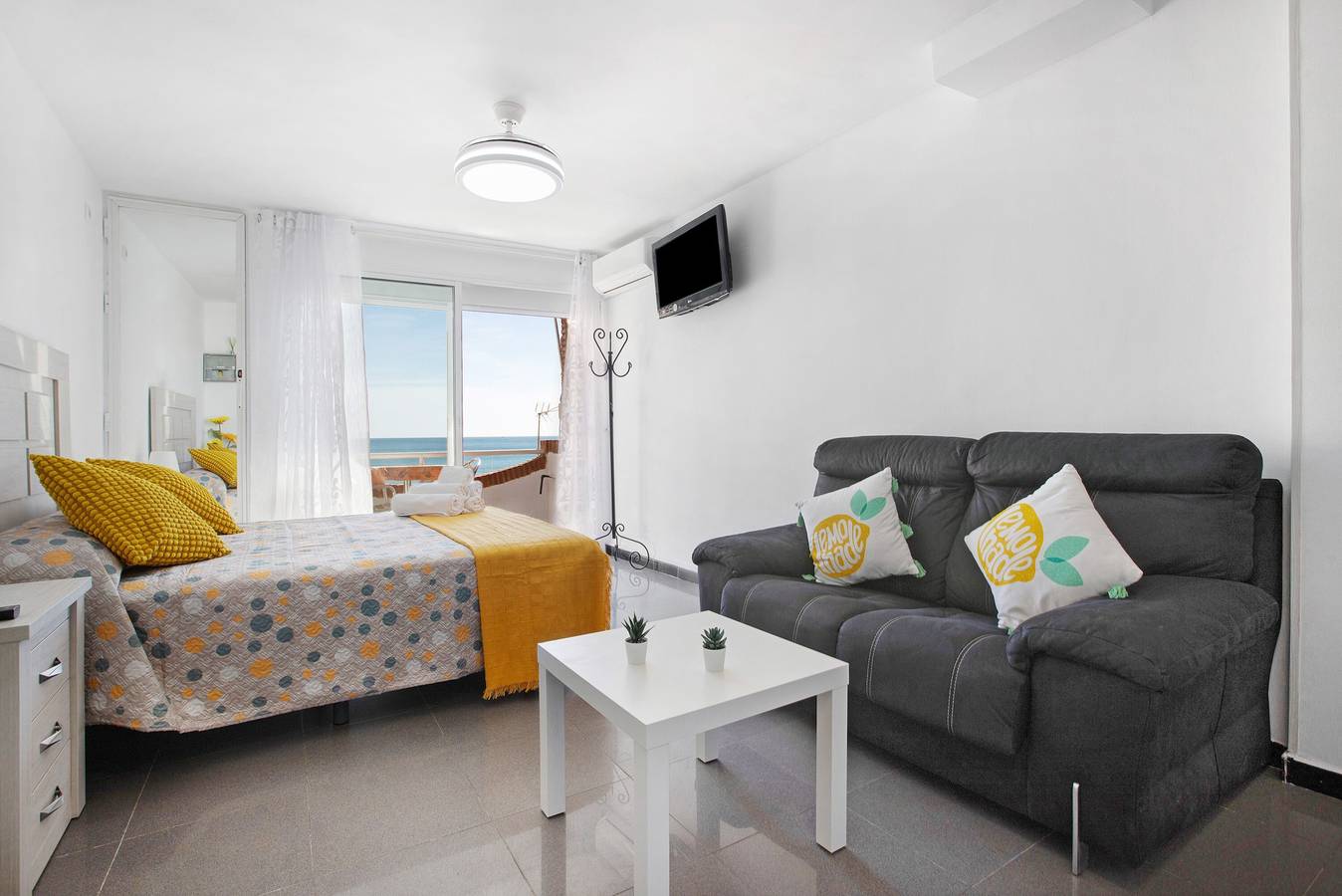 Appartement entier, Appartement 'Bulto Carihuela B' avec vue sur mer, Wi-Fi et climatisation in La Carihuela, Torremolinos