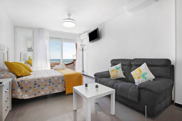 Geheel appartement, Appartement 'Bulto Carihuela B' met Uitzicht op Zee, Wi-Fi en Airconditioning in La Carihuela, Torremolinos