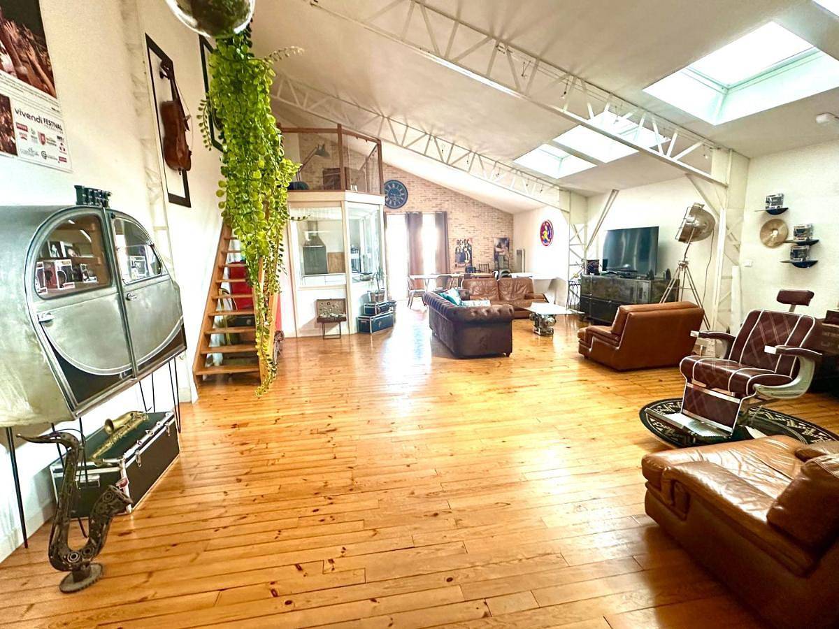 Appartement entier, Superbe Loft centre-ville - Sauna - parking privé -Clim- 1 à 10personnes in Brive-la-Gaillarde, Région de Brive-la-Gaillarde