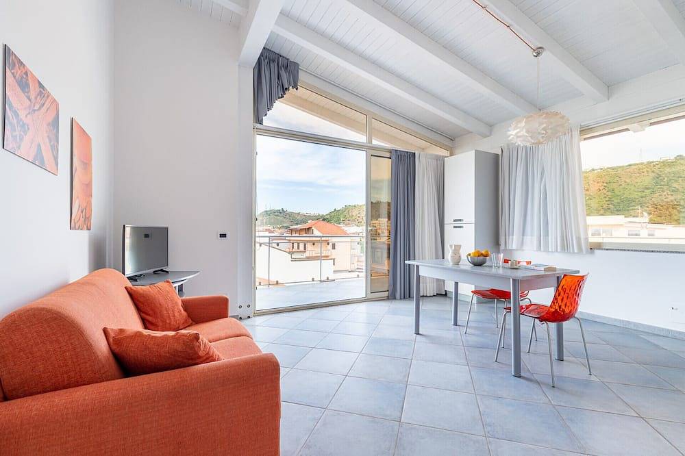 Apartamento entero, Ambra  - 1-bedroom apartment  with large lateral sea view terrace and pool in the garden in Capo d'Orlando, Provincia de Messina