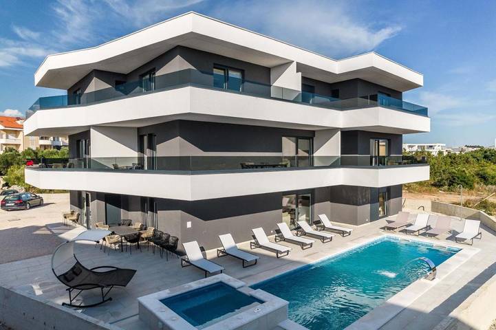 Apartamento de vacaciones para 6 personas, con jardín además de piscina y jacuzzi - 1