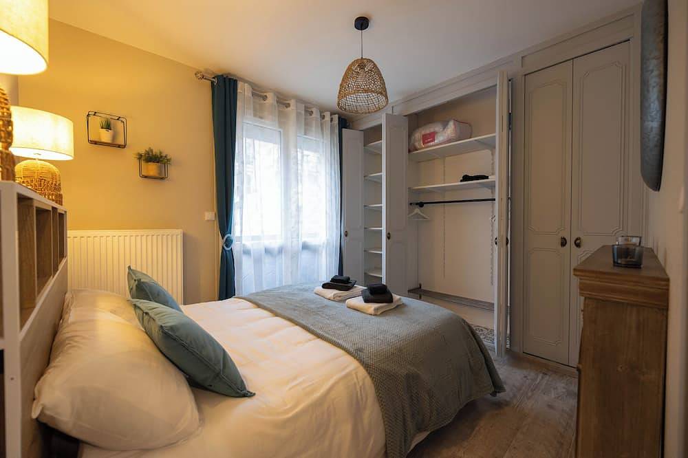 Entire apartment, 2 bedroom apartment with private parking Normandy Bayeux in Bayeux, Bayeux region