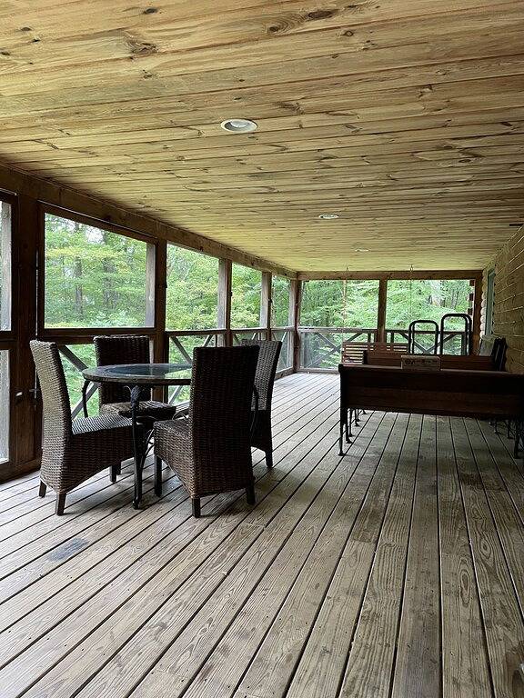 Beautiful, private log cabin with huge, relaxing screened porch in Townshend, Windham County