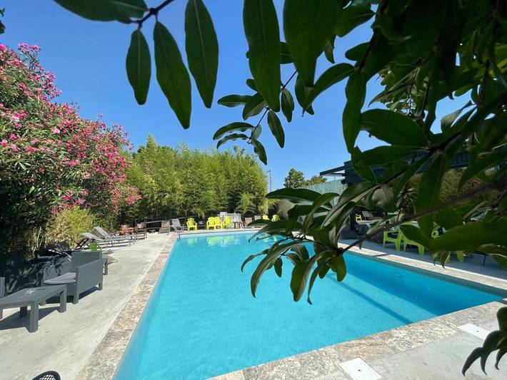 Hôtel pour 4 personnes, avec Terrasse ainsi que Jardin et Piscine