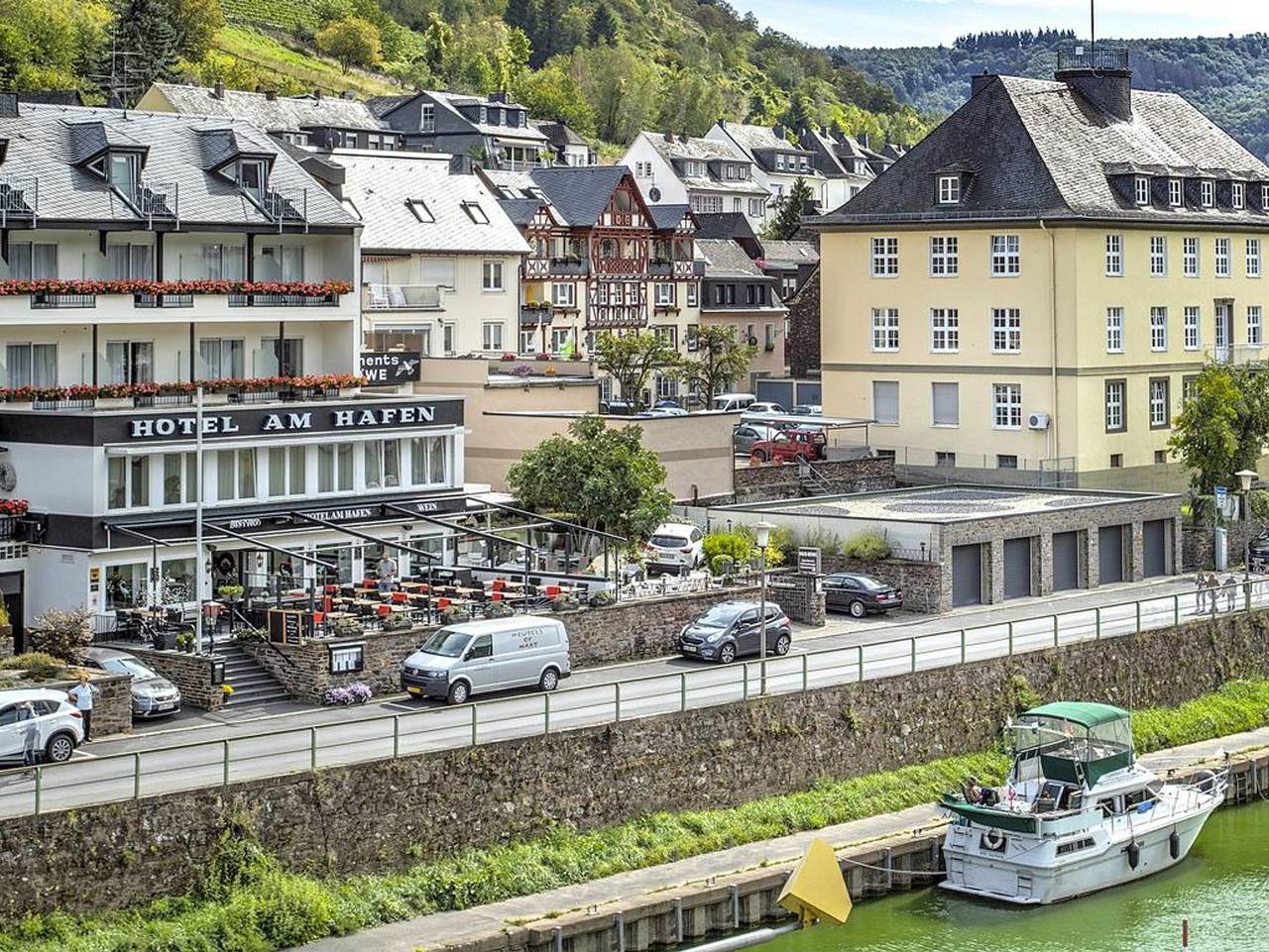 Hotel am Hafen - Doppelzimmer mit seitlichem Balkon in Cond, Cochem