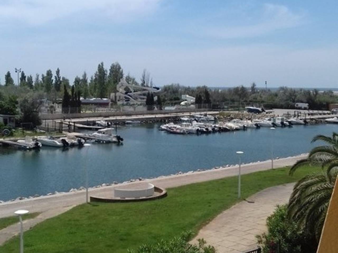 Entire studio, Charming A/C Studio with Terrace, Beautiful View, Private Parking - Sleeps 3 in Port Camargue, Le Grau-du-Roi