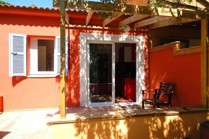 Ferienhaus für 2 Personen, mit Terrasse und Pool sowie Garten, mit Haustier