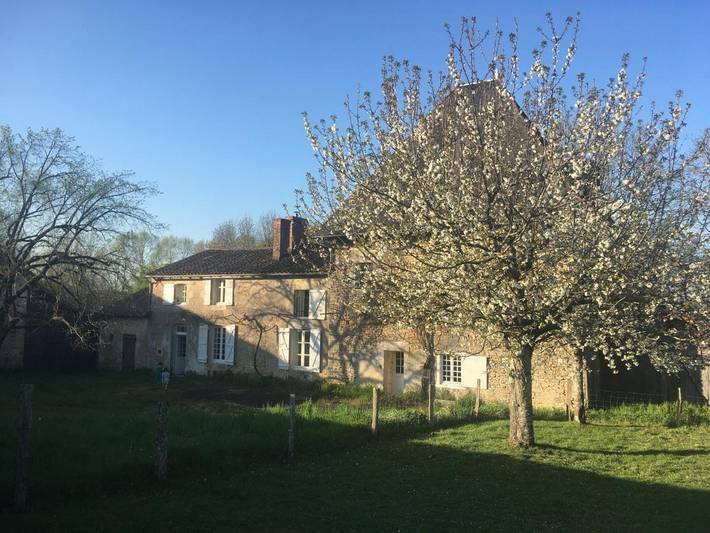 Gîte pour 9 personnes, avec terrasse et vue à Joussé