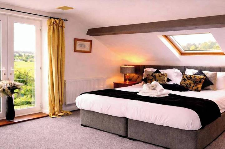 Juliet Cottage - Sleeps up to 3 - Large Hot Tub in Wilmcote, Warwickshire