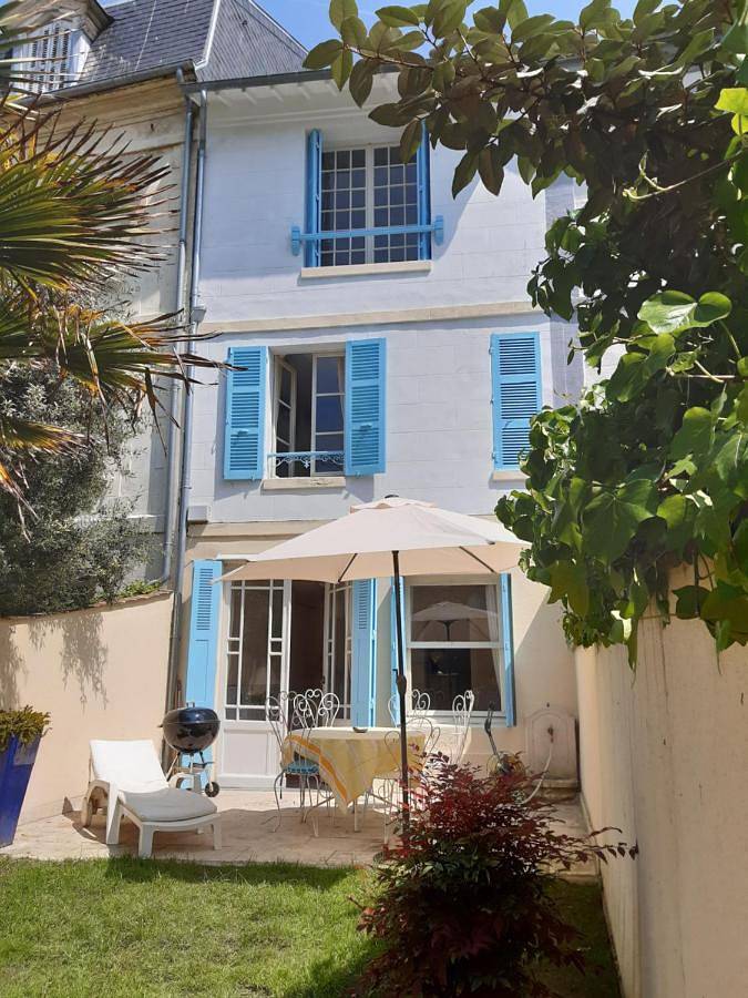 Location de vacances pour 8 personnes, avec terrasse et jardin dans Casino de Trouville