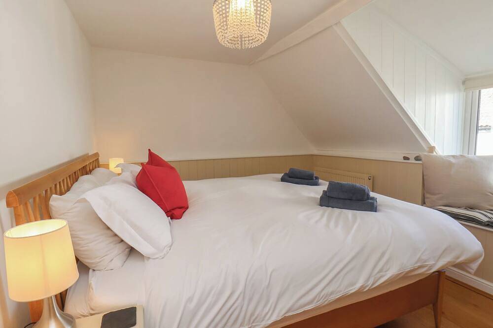 Fleming Cottage, pet friendly, with a garden in Hunmanby in North Yorkshire