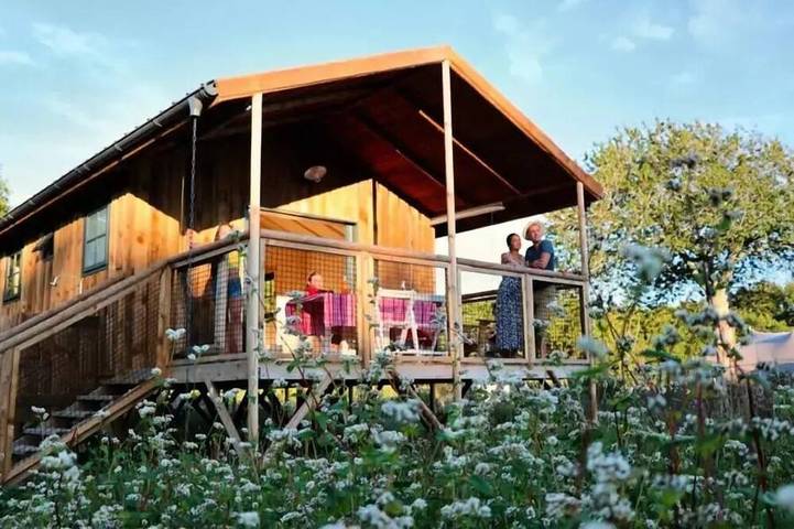 Chalet pour 4 personnes, avec terrasse ainsi que sauna et piscine