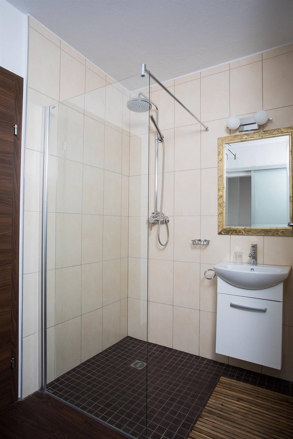 Doppelzimmer Seeblick mit Balkon in Karawanken und Bachergebirge, Finkenstein am Faaker See