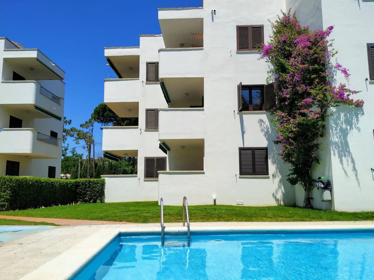 Apartamento vacacional entero, Fanny Apartamento , con vistas a la piscina, 90m playa Cala Montgó, 2 hab. in Cala Montgo, La Escala