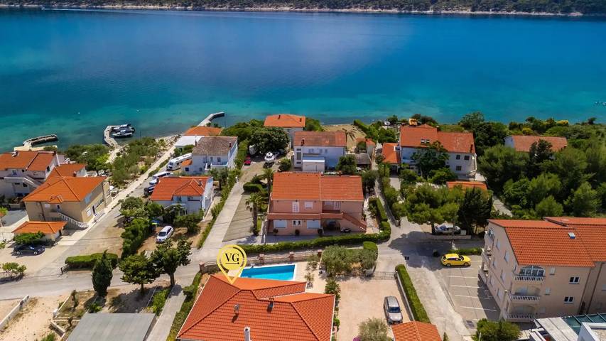 Villa pour 8 personnes, avec jacuzzi ainsi que jardin et terrasse dans Rab - 2