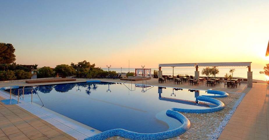 Resort per 5 persone, con Balcone e Idromassaggio nonché Piscina per bambini e Piscina ad Umago