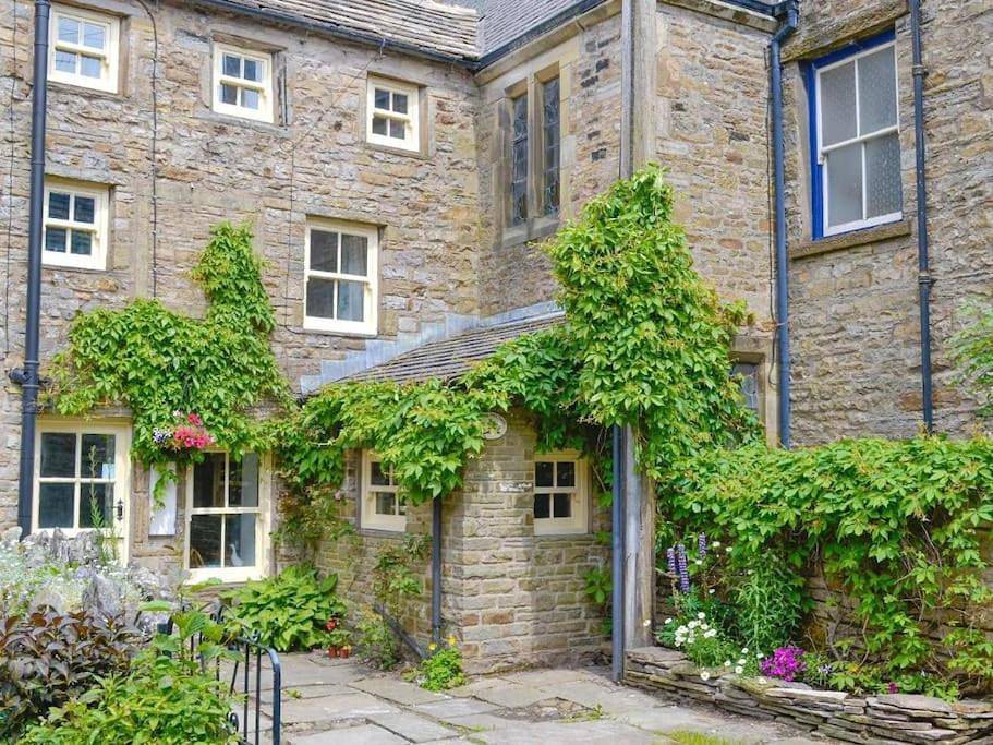 Chapel Cottage with Log Burner (Dog Friendly) in Hawes, Yorkshire Dales National Park
