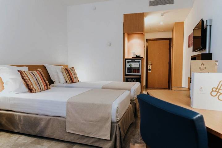 Hotel für 3 Personen, mit Terrasse und Pool sowie Kinderpool und Ausblick - 1