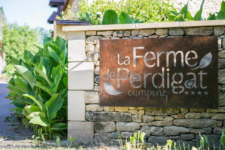 Camping pour 5 personnes, avec sauna ainsi que piscine et jardin