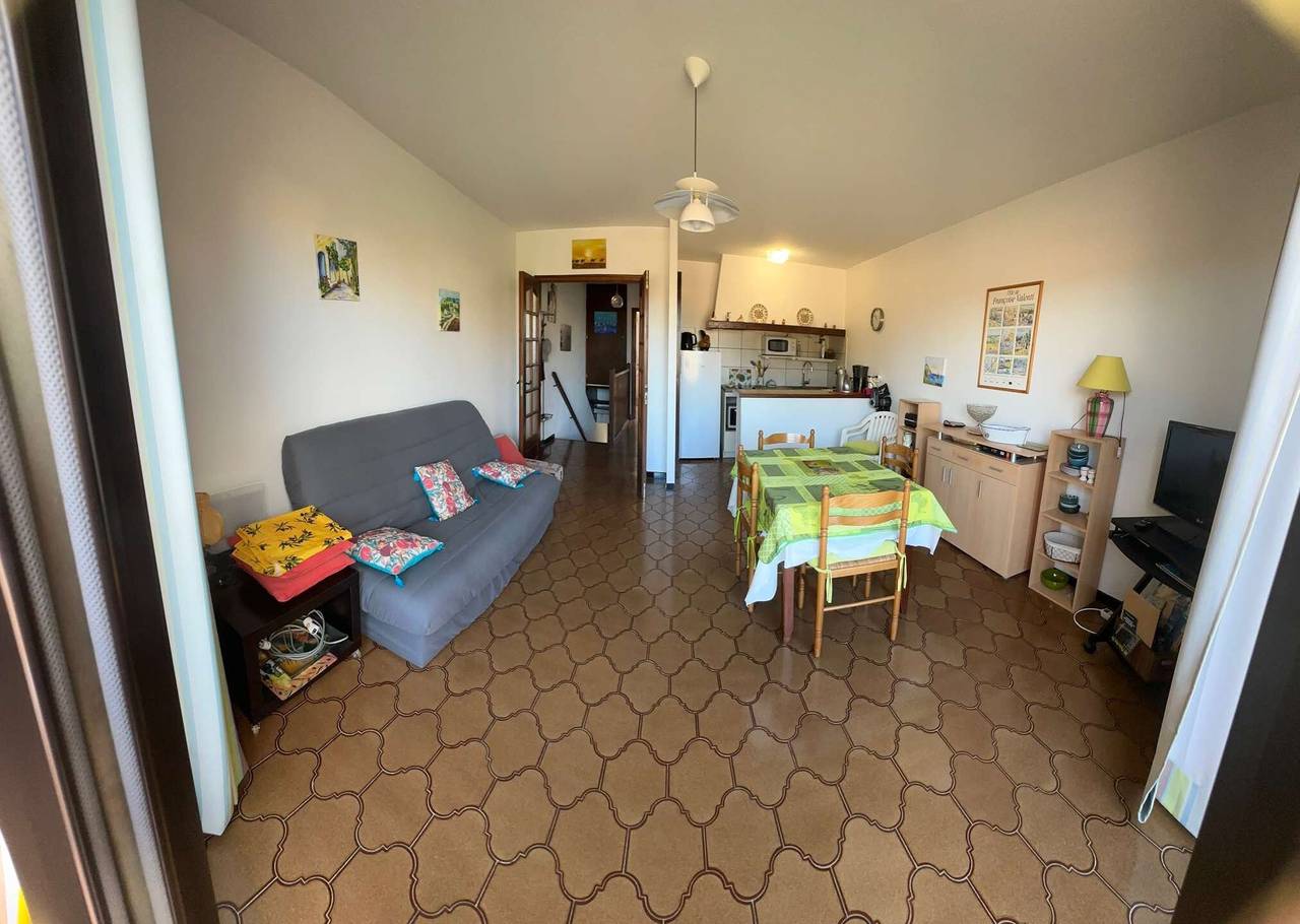 Apartamento entero, Apartamento a 100 m de la playa con terraza privada y aire acondicionado in Le Brusc, Six-Fours-les-Plages