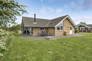 Ferienhaus für 8 Personen, mit Whirlpool und Sauna sowie Terrasse und Garten in Vemmingbund