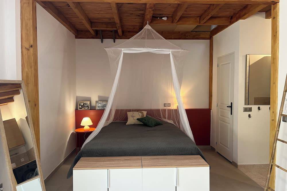 Entire apartment, Charming 37 M2 studio with small garden in Villeneuve les Avignon in Villeneuve-lès-Avignon, Nimes region
